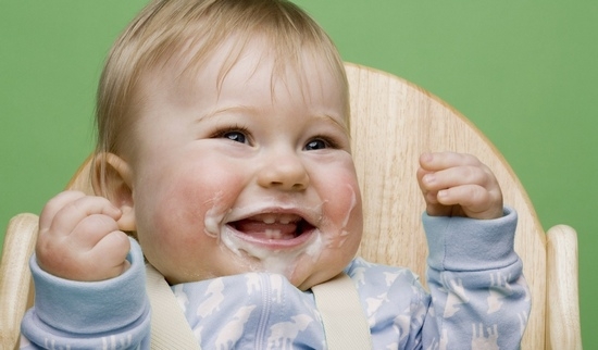 Фото - Почему после кормления ребенок срыгивает свернувшимся молоком или творожистой массой?