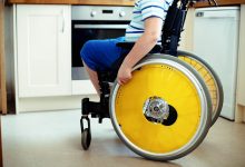 Фото - В Петербурге мальчик сполз с инвалидной коляски и оказался в реанимации с травмой шеи