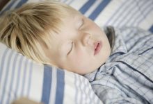Фото - Психолог объяснила, как научить ребенка спать в своей кровати