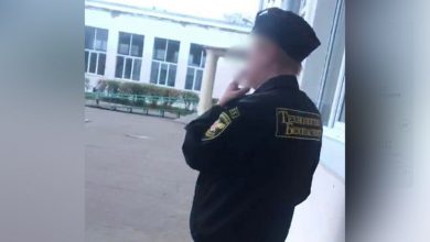 Фото - В костромской школе сфотографировали охранника, который курит на крыльце учебного заведения