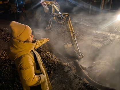 Фото - В Омске школьница провалилась в яму с кипятком